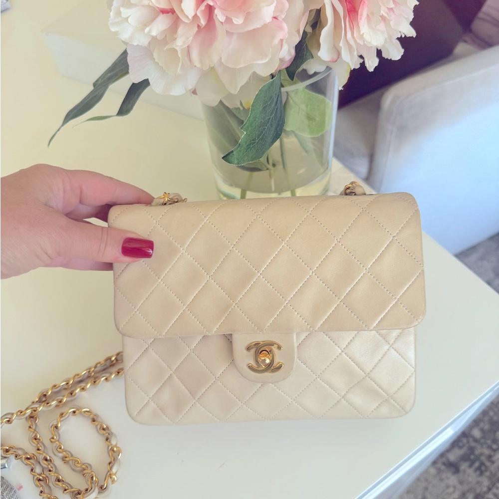 Chanel vintage handbag with chain strap.